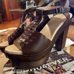 Koolaburra Willa Kona Shoes. Size 9